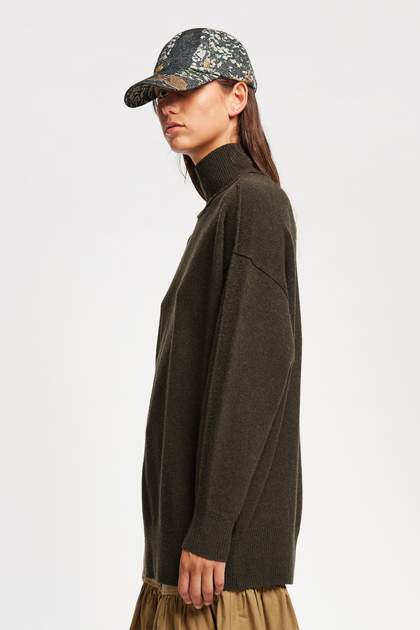 women - front view of model wearing the Orbital Jacquard Cap in Green Print.  