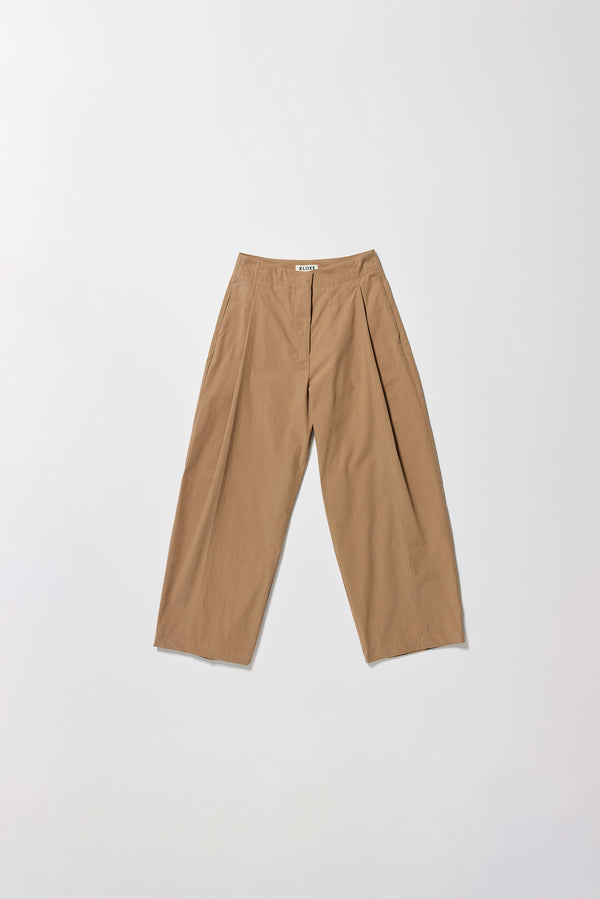 Flat front the Fawn brown Amber Pant. A Semi-tailored tapered pant with pleat waistband detail and front seam topstitching.