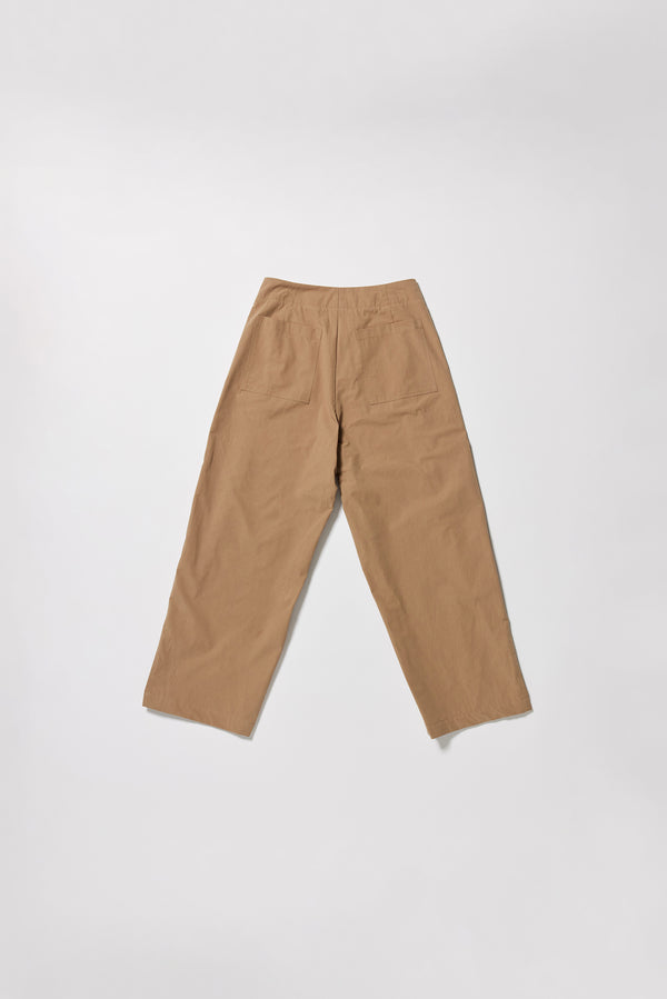 Flat back the Fawn brown Amber Pant. A Semi-tailored tapered pant with pleat waistband detail and front seam topstitching.