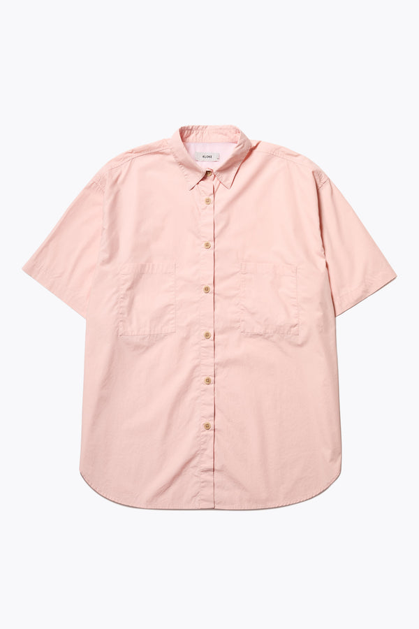 Flat Front of the Aquifer in peach, a relaxed loose-fitting boxy short-sleeve shirt with back button placket, scoop hemline, and chest patch pockets, crafted in lightweight cotton poplin. Available in 5 sizes. 