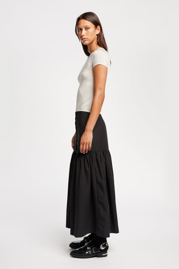 Side view on model of the off white Convoy fitted short sleeve top with crew neckline, crafted in soft sheen recycled poly fabric