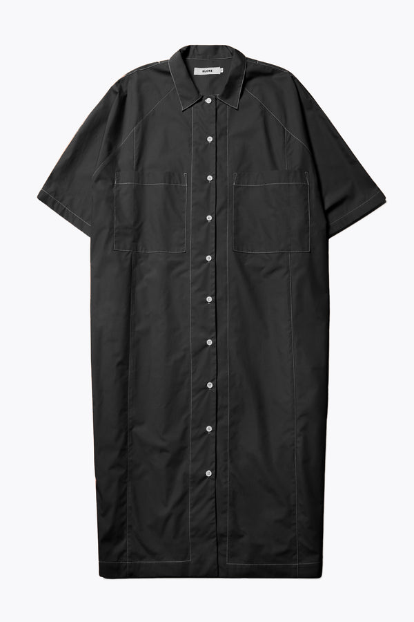 The Daily Shirt Dress Black is an oversized style with elbow grazing sleeves, traditional shirt collar and full-length placket with button closure. Featuring patch-pockets at the front and inseam side pockets. 