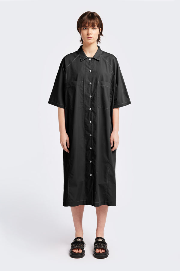 The Daily Dress Black with white contrast topstitch is a button up dress with patch-pockets at the front, inseam side pockets and shirt collar. This oversized style is made from an all natural cotton. 