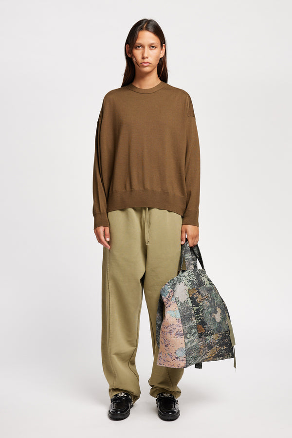 Front view on Model of the Descend Loose Fit Merino Knit in brown, a relaxed-fit merino wool sweater with a crew neck. 