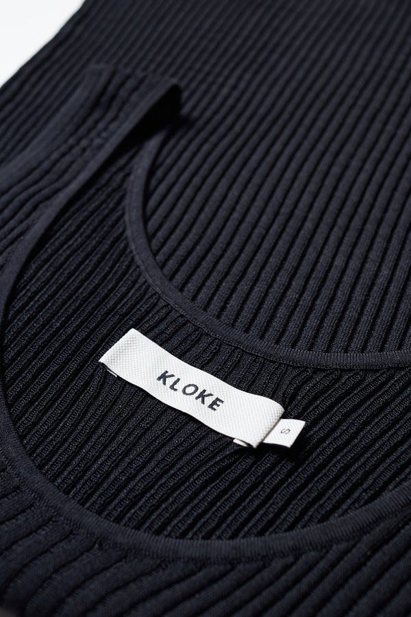 Close-up of the black Duet Knit Singlet’s drop-stitch knit and tubular trim finish.
