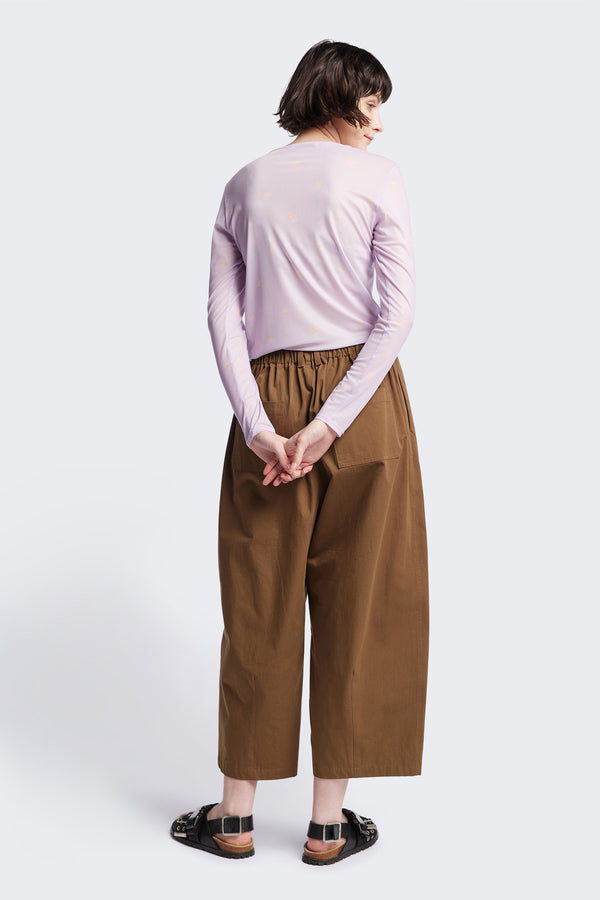 Back of the Factor Pleat Pant in Brown. A relaxed-fit pants with an encased elastic waistband, darted hem detail, side entry pockets, and back patch pockets. Comfortable and perfect for summer. Available in 6 sizes. 