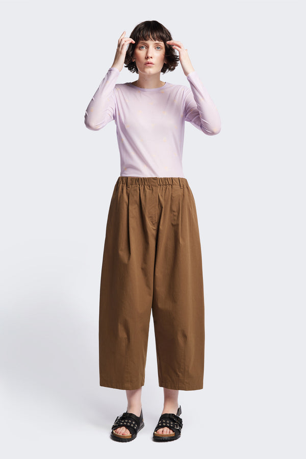 The Factor Pleat Pant in Brown. A relaxed-fit pants with an encased elastic waistband, darted hem detail, side entry pockets, and back patch pockets. Comfortable and perfect for summer. Available in 6 sizes. 