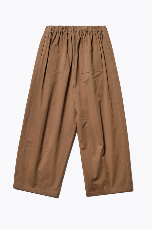 Back of the Factor Pleat Pant in Brown. A relaxed-fit pants with an encased elastic waistband, darted hem detail, side entry pockets, and back patch pockets. Comfortable and perfect for summer. Available in 6 sizes. 