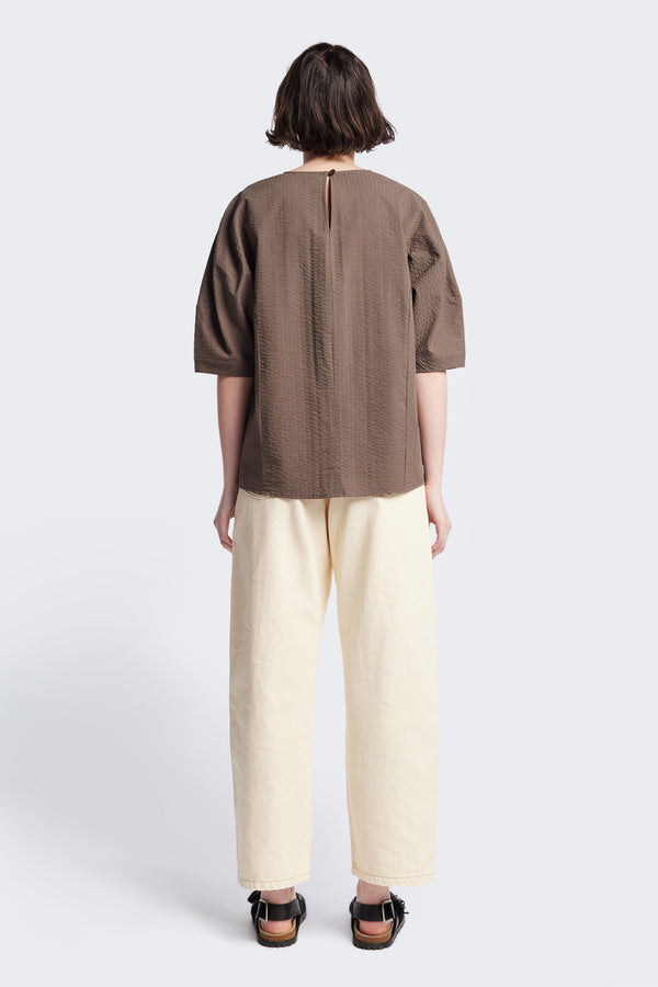 Back of the Geos Panel Top in Brown textured cotton seersucker with gently shaped sculpted sleeves, perfect for summer. Available in 5 sizes. 