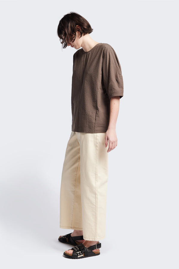 Side of the Geos Panel Top in Brown textured cotton seersucker with gently shaped sculpted sleeves, perfect for summer. Available in 5 sizes. 