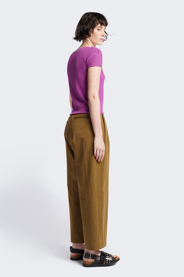 Back of the Interim Pant in Olive Brown, Tailored wide-leg in premium cotton with double-front pleats, side slant pockets, jet back pockets, and a hook-and-bar closure. Available in 6 sizes.