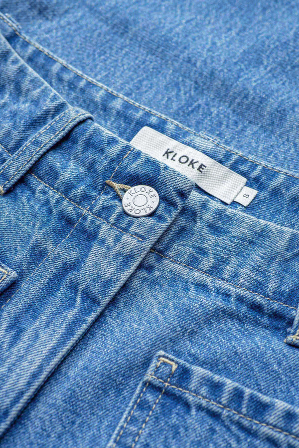 Close up of The Interval Jean in Mid Wash. A well-loved Kloke classic. A straight, wide leg with higher rise waist, back yoke detail, and feature patch pockets. Crafted from premium 12oz Japanese denim. Available in 10 sizes. 