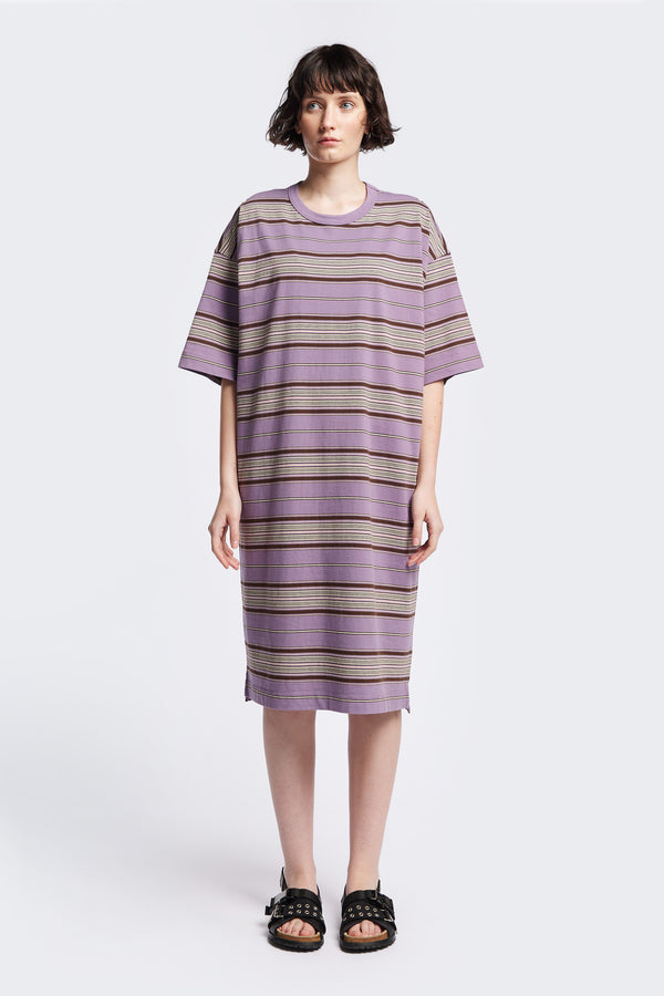 The Nadir Dress in purple stripe, a laid-back style made from pure cotton jersey. This knee-length dress features side-splits, dropped shoulder, and elbow-grazing sleeves. Available in 5 sizes. 