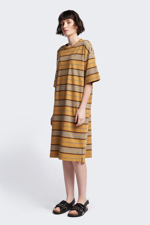 The Nadir Dress in tan stripe, a laid-back style made from pure cotton jersey. This knee-length dress features side-splits, dropped shoulder, and elbow-grazing sleeves. Available in 5 sizes. 