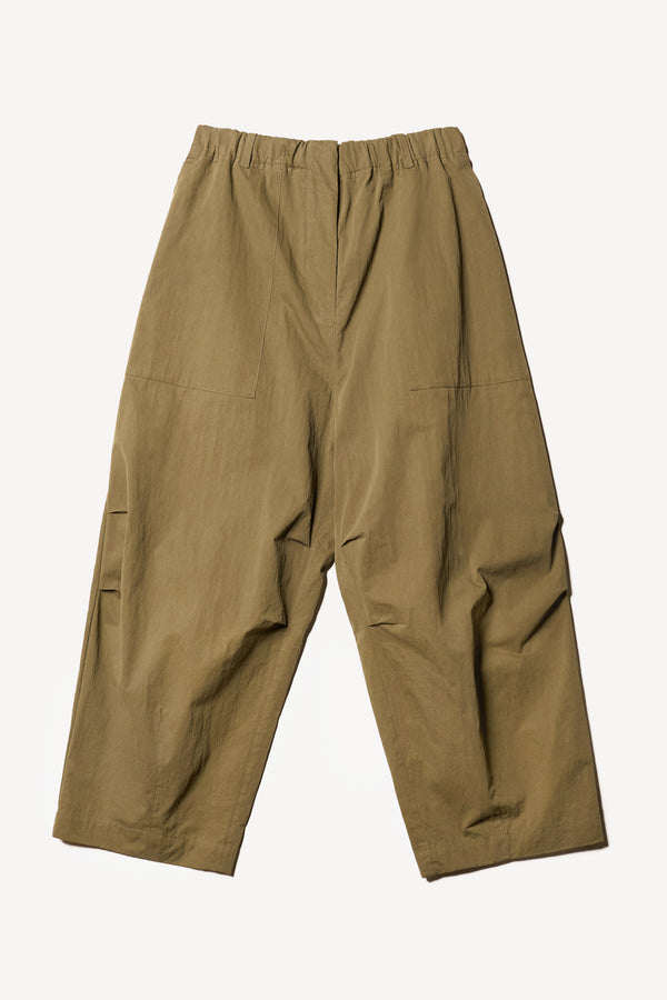 Flat Front of the Premise Cargo in Kelp Green, a relaxed-fit pant with adjustable waistband, clean front pleats, and straight-leg silhouette.