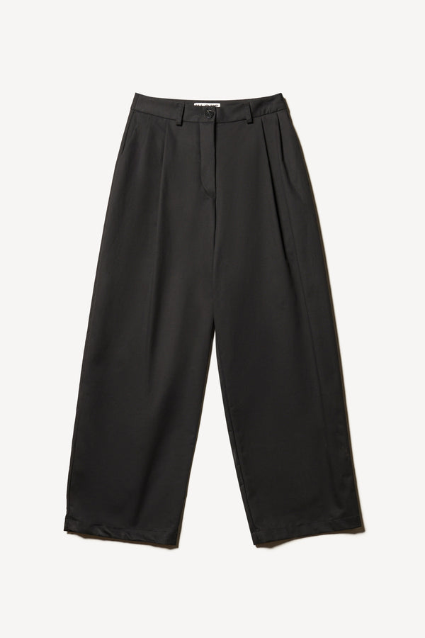 Flat Back of the Seleno pants in black with a relaxed, tapered leg and pleat detailing.