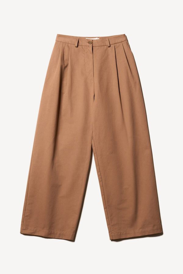Flat Front of the Seleno pants in Clay Brown with a relaxed, tapered leg and pleat detailing.