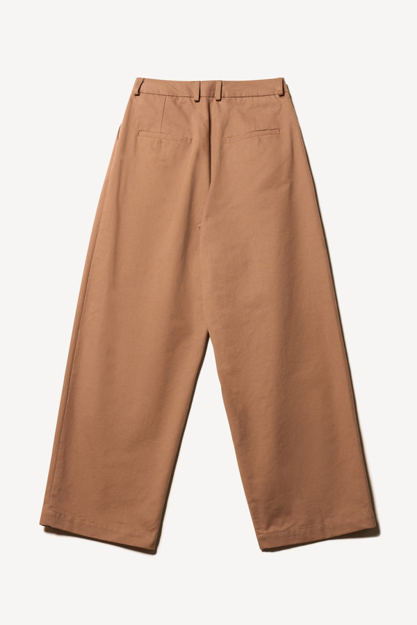 Flat Back of the Seleno pants in Clay Brown with a relaxed, tapered leg and pleat detailing.