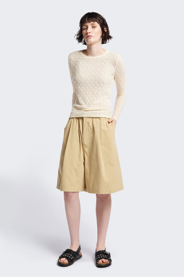 The Terme Short in Sand, Relaxed and effortless wide-leg shorts with an elastic waistband, side pockets, and made from a breathable herringbone twill. Available in 5 sizes.