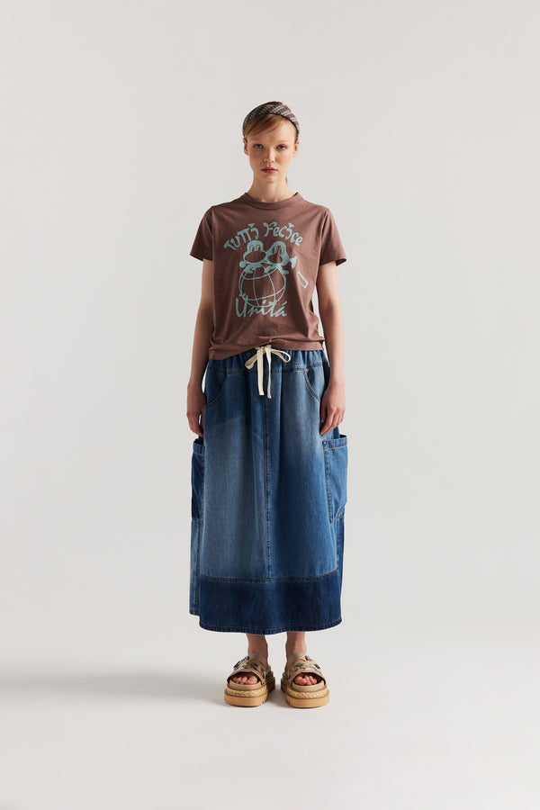 Front of model in the brown Classic T-shirt in organic cotton jersey with Tutti Felice placement print