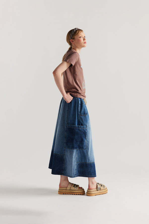 Side of model in the brown Classic T-shirt in organic cotton jersey with Tutti Felice placement print