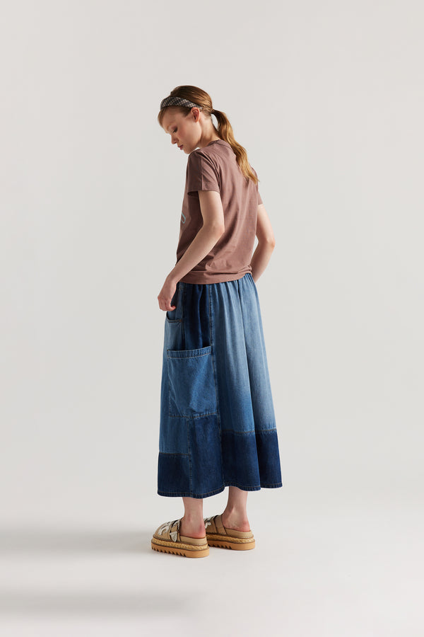 Back of model in the brown Classic T-shirt in organic cotton jersey with Tutti Felice placement print