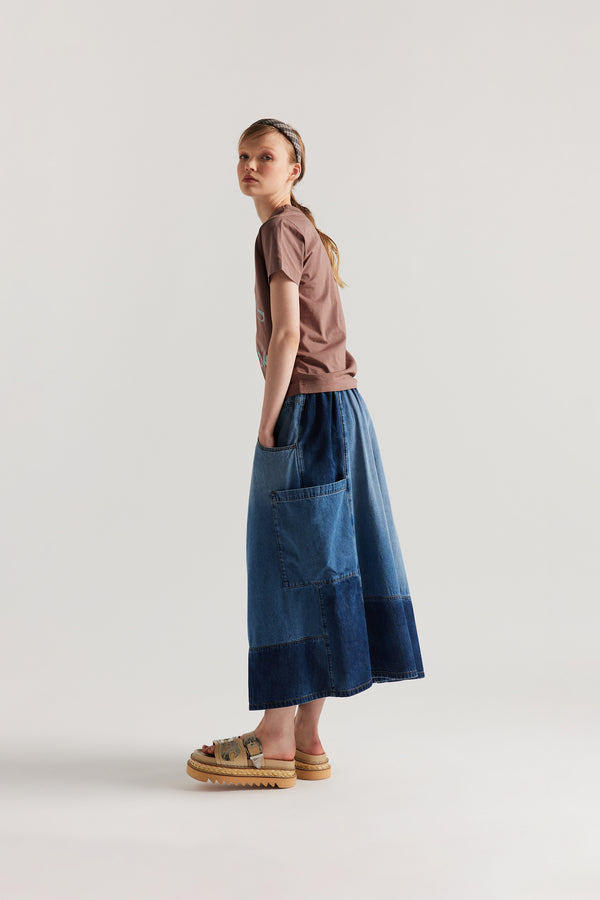 Side of model in the brown Classic T-shirt in organic cotton jersey with Tutti Felice placement print