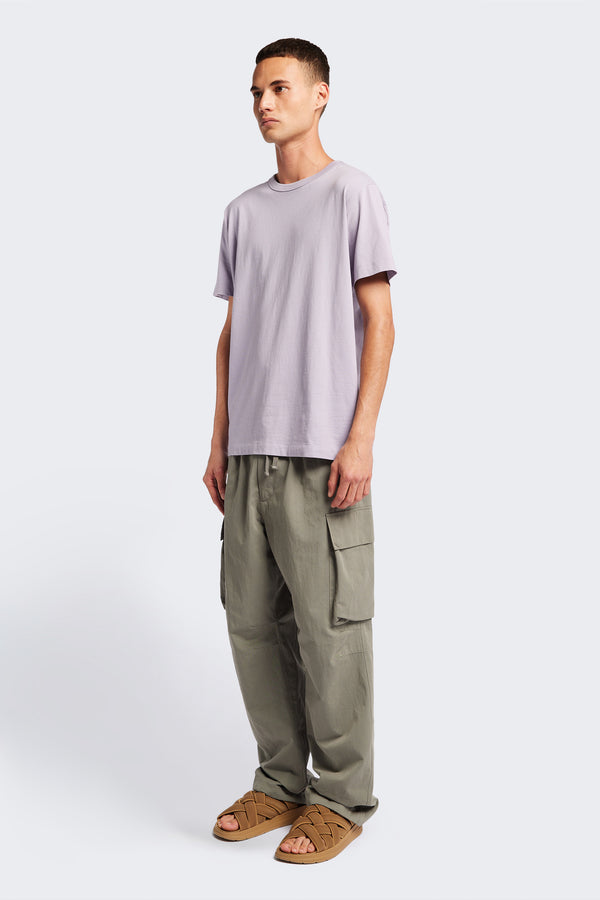 Men's Modulate Cargo Pant is a classic cargo pant with relaxed fit. Made from mid-weight cotton drill in Grey and featuring six pockets, these pants are sturdy and practical. 