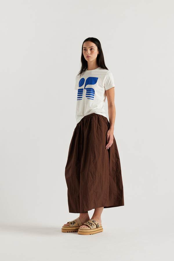 Front angle view of model in the KLOKE Alt K Tee in organic cotton jersey with placement print.