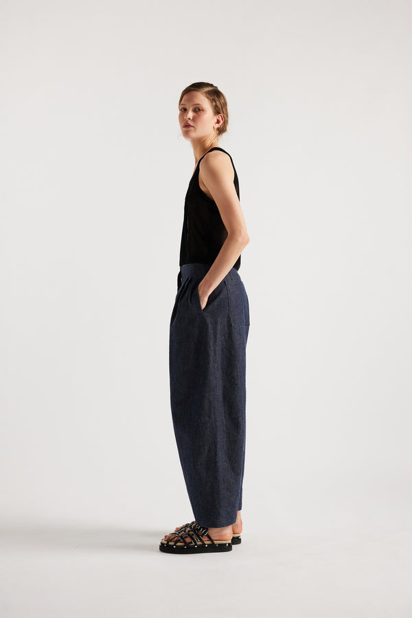 KLOKE Direct Sheer Tank in black, side view