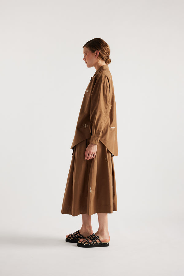 Model wearing KLOKE embroidered shirt in walnut brown, side view