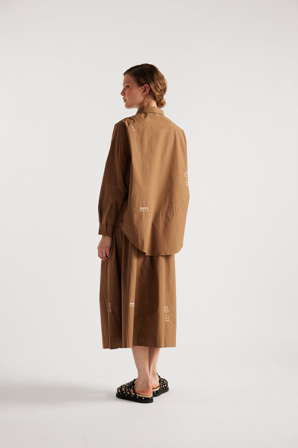Model wearing KLOKE embroidered shirt in walnut brown, back view